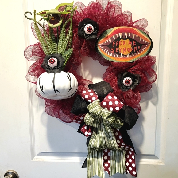 Wreath a la Little Shop of Horrors Mesh Ruffles Bow - Picture 2 of 7